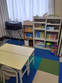 お子様用のイスや机、教具をご用意してお待ちしております。