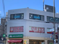 伊孑志１丁目交差点「モスバーガー」さんのビルの３階に教室があります。