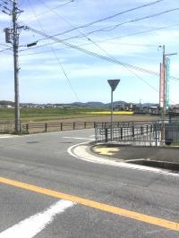 お車は加西中野交差点から歩道橋を過ぎてすぐの交差点右折です。