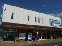 建物の左側の階段から、靴のまま上がってください。