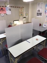 生徒机の間にはパーテーションを設置しています。