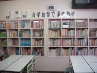 読書コーナーには、たくさんの本が並んでいます!!