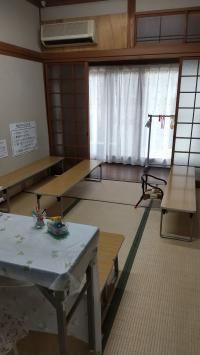 低い机で幼児さんも安心です。数字盤やカード学習もここで行います。