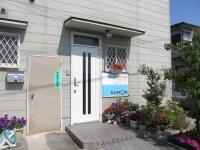 城下の田んぼの中を南北に通る道沿いにあります。