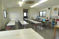 白を基調にした明るい教室づくりを心がけています。