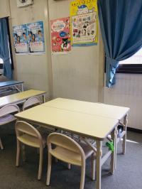 この机といすに、ママといっしょにお座りできます。