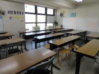 集中して学習する生徒さんでいっぱいの教室です。