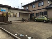 駐車スペース完備。お越しの際はこちらへどうぞ。