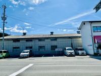 建物の隣に駐車場があります。