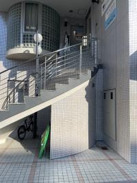 階段を上がると２階が教室です！ベビーカーのスペースもあります。