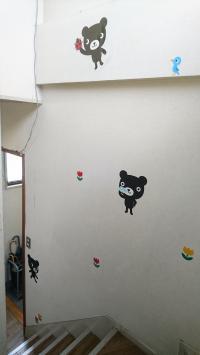 教室は２階です。くろくまくんの階段を上がってください。