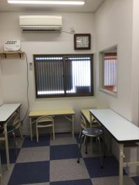 小さなお子さんでも一人で座れる椅子を用意しています。