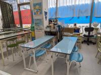 小さいお子さま用のいすに座ってお話します<br />
