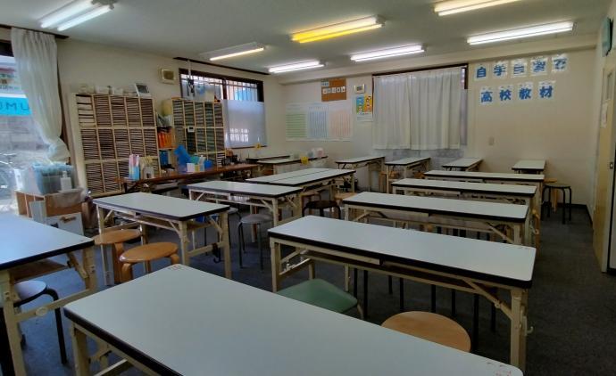 教室は、車通りから少し奥まっています。とても静かで落ち着いた環境です。