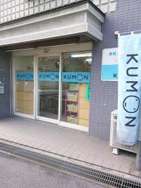 教室入口です。<br />
バス通りに面しています。