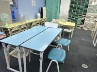 小さなお子様向けの席がたくさんある教室です。