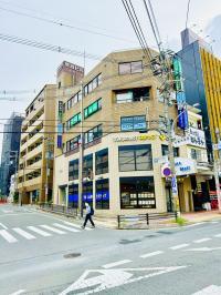 大きな通りに面したわかりやすい場所です。お車は近くの市営駐車場をご利用ください。