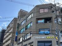 近鉄生駒駅、南へ徒歩１分<br />
3階がKUMONの教室です。<br />
エレベーターあり！