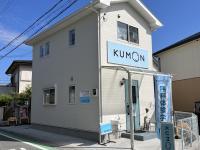 伏見小学校の正門を出てすぐのところにあります