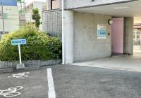 階段を上がり、2階へお越しください<br />
※駐輪場・ベビーカー置き場あり