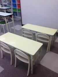 幼児さんでも安心な机をご用意しています☆