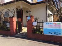 小学校前の横断歩道を渡ったところにあります