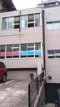 駐輪場はビルの裏側、駐車場の下です。