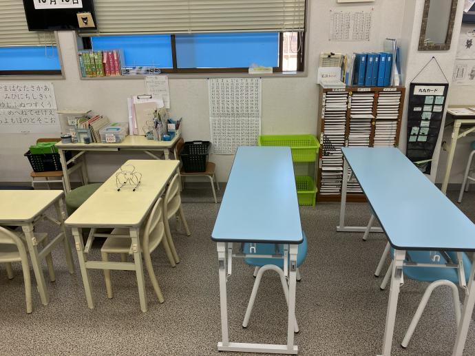 幼児席・低学年の机も用意しています。