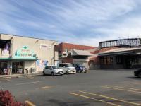 スーパー隣の建物の2Fです。看板が目印です。