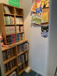 お迎えを待つあいだは静かに読書。借りて帰ることもできます。