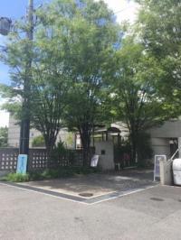 ならやま大通り沿い・東登美ヶ丘1丁目バス停隣にあります。