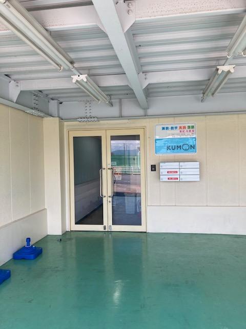 ２階教室では、入室前の換気など、感染防止対策実施中。