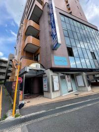 東生駒駅から徒歩3分。大通りに面したビルの4階です。ベビーカーでお入り頂けます。