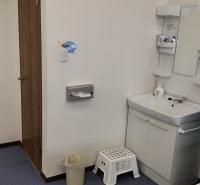 教室内におトイレ、洗面台があります。<br />
入口での手指消毒または手洗いを励行。<br />
