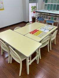 小さな机と椅子もあります。