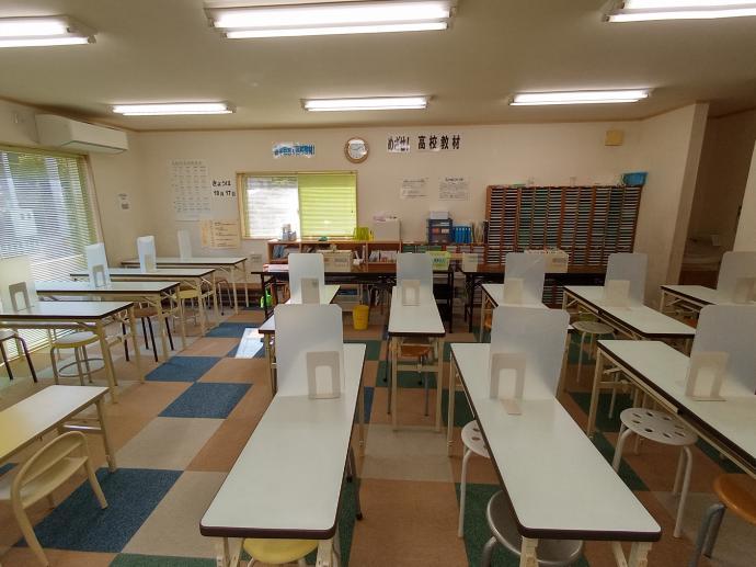 小学生以上の机と幼児さんの机が分かれています。