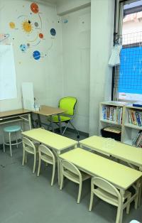 絵本や教具をそろえています。