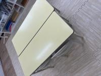 幼児用の机があります。