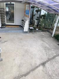 ベビーカーでお越しいただけます。<br />
隣には広い駐車スペースもございます。