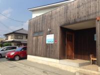 TSUTAYA沿いに北に100m歩いたところにあります。