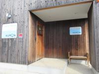 ウッディな建物が目印。駐車場も数台あります。