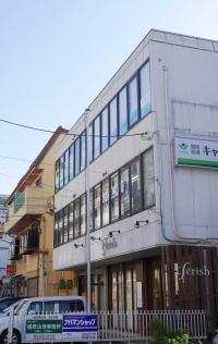 中辻美容室さんを左に曲がったビルの3階にあります。