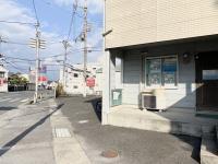 東中バス停向かいの白百合ハイツです