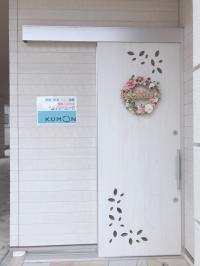 白い扉にお花のリースでお出迎え♪こちらのドアより教室へ。