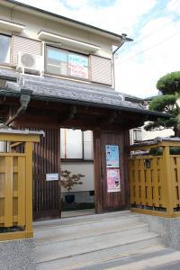 教室は２階です。