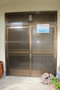 こちらよりお入りください。