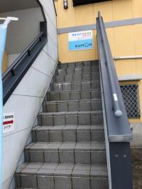 この階段を上がります。