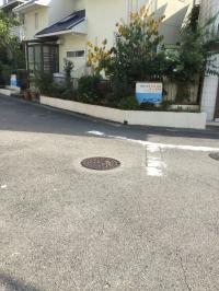 教室前は、かなり広い道です。