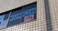 教室の窓にも看板を掲示しています。