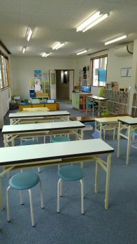 教室全体です。清潔感のある広い教室です。